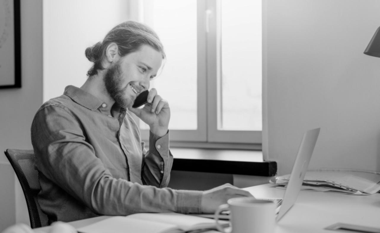 Seminarraum mit strukturierter Materialaufbereitung