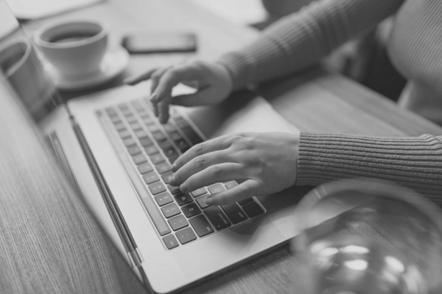 Arbeitsplatz mit Budgetierungstools und Finanzunterlagen