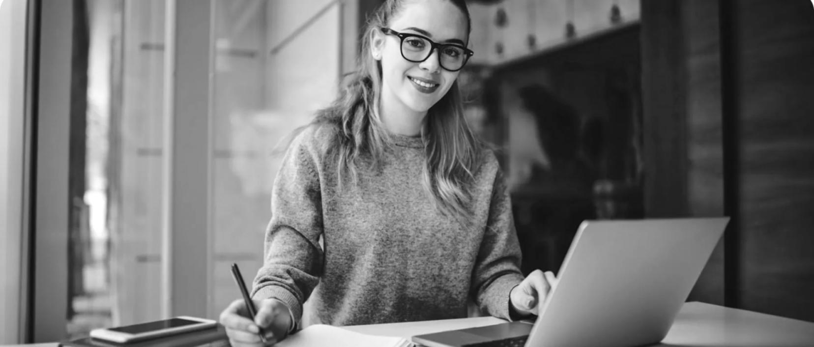 Teilnehmer bei der Arbeit mit Budgetierungsunterlagen und Finanzplanung