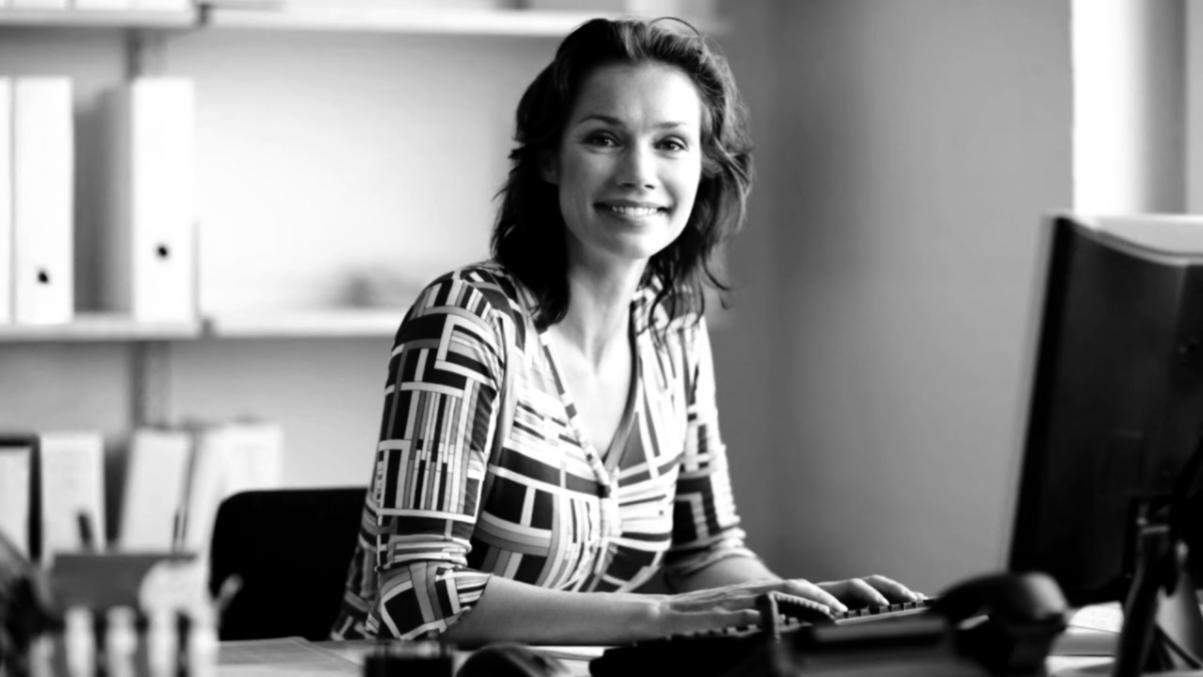 Teilnehmer arbeiten gemeinsam an Budgetplänen