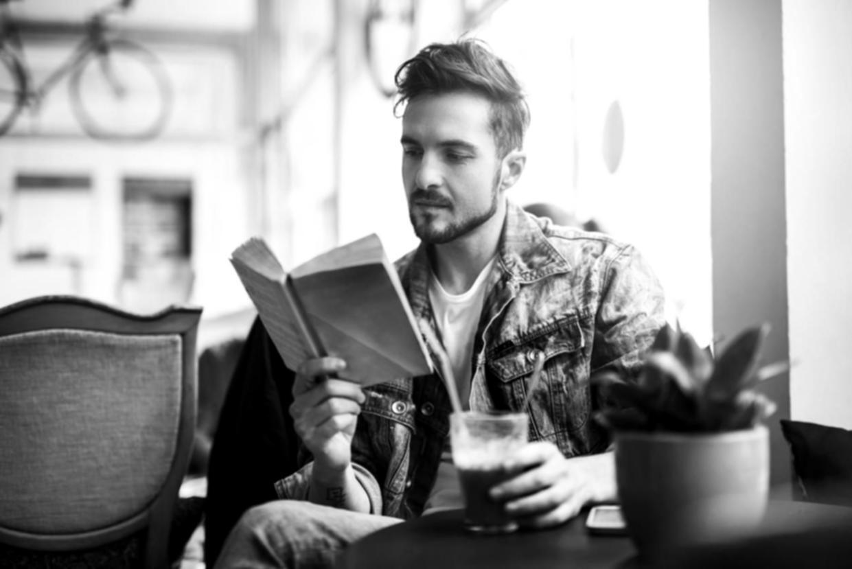 Studierende bei der gemeinsamen Budgetplanung mit Laptop und Unterlagen