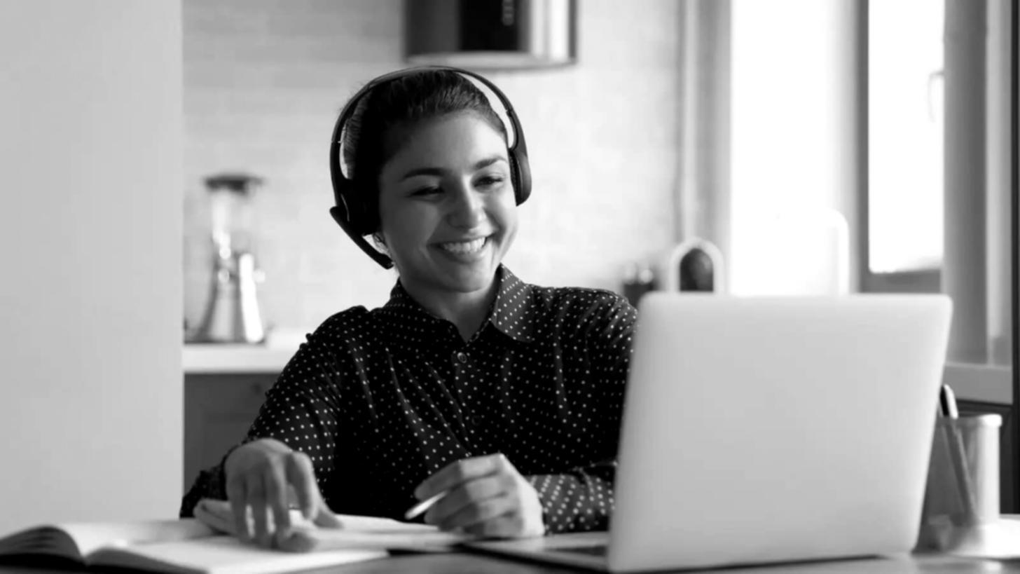 Teilnehmer bei der Analyse ihrer Wochenbudgets während des Seminars